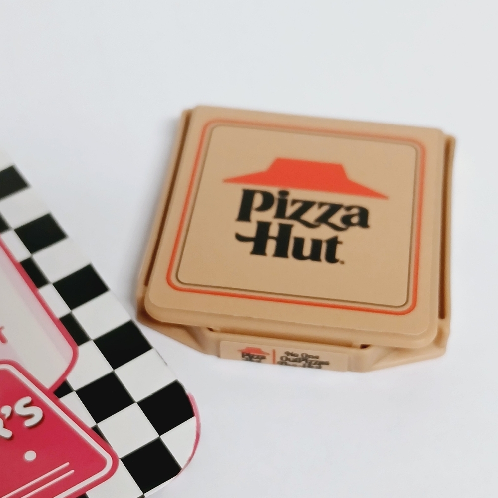 Mini Brands Foodie Series 2 Pizza Hut Original Stuffed Crust Pepperoni Pizza - Picture 3 of 4
